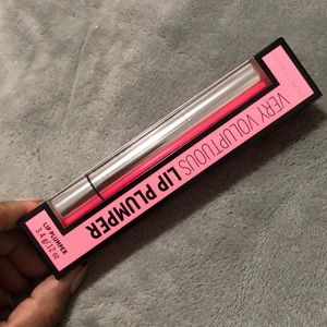 5/$25 Very Voluptuous 👙lip plumber